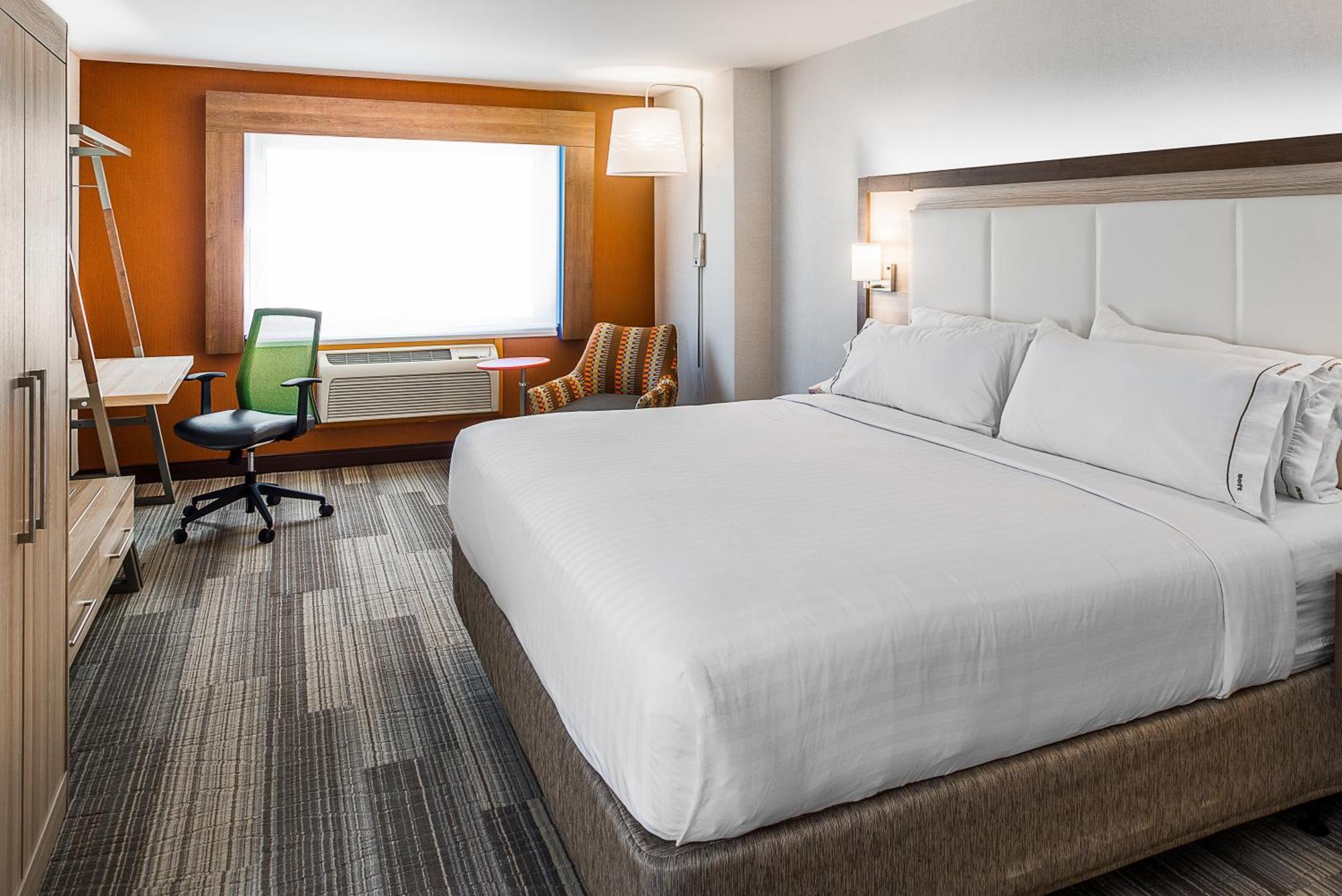 Chambre Lit King-Size - Adaptée aux Personnes Malentendantes - Baignoire Accessible aux Personnes à Mobilité Réduite