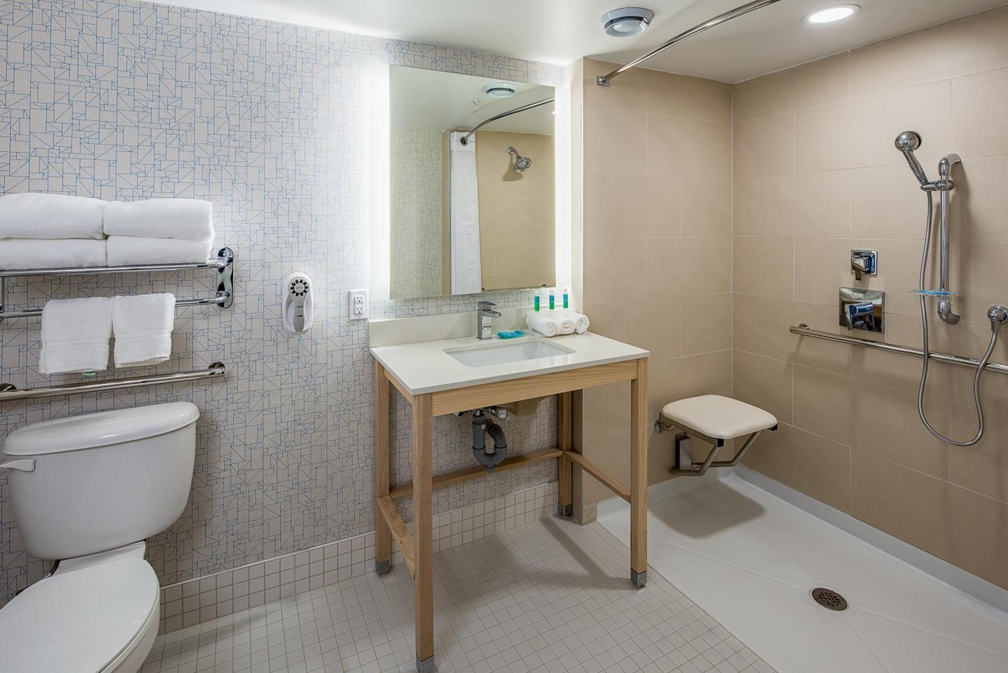 Chambre Lit King-Size avec Douche Accessible en Fauteuil Roulant - Adaptée aux Personnes à Mobilité Réduite